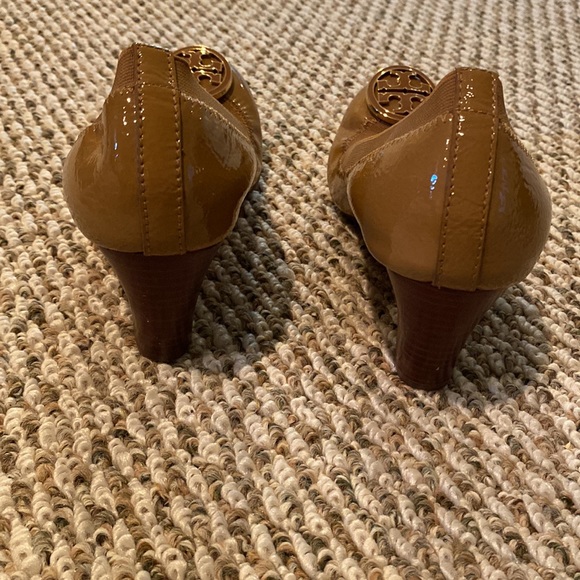 Tory Burch Caroline camel patent wedge - Picture 4 of 6